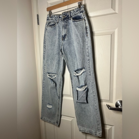 PrettyLittleThing Boyfriend Jeans - Picture 4 of 9